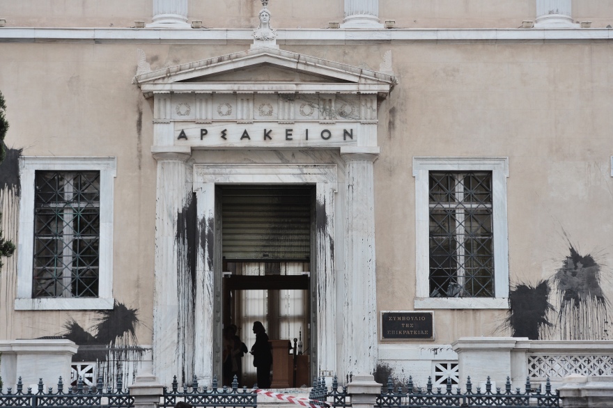 Ανενόχλητος ο Ρουβίκωνας εισέβαλε στο ΣτΕ, ενώ συζητείτο ο «νόμος Κατρούγκαλου»