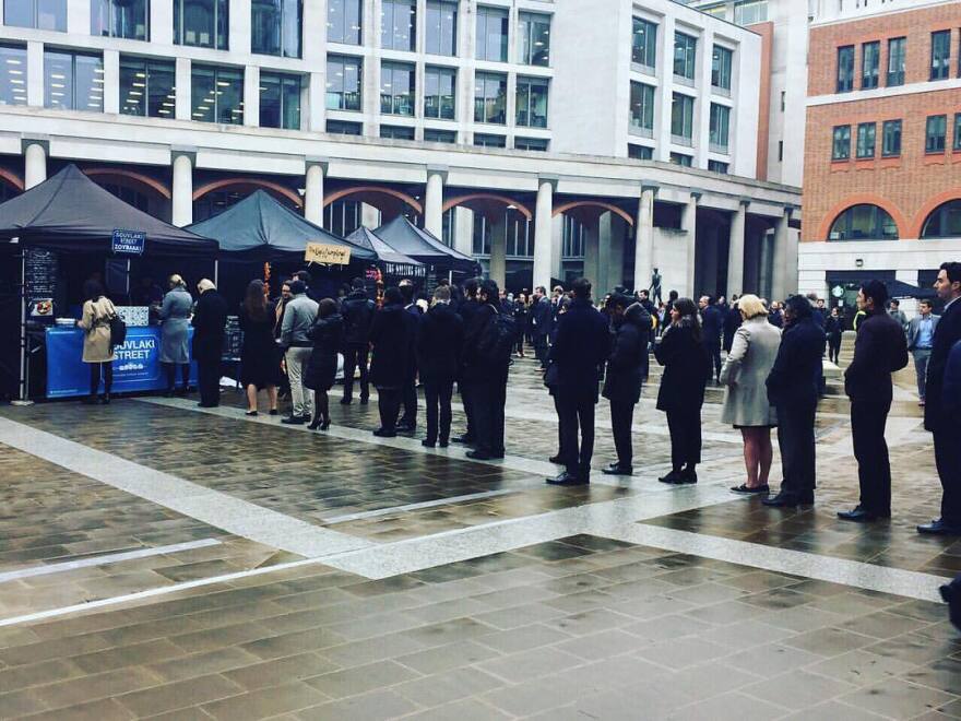 Φωτογραφίες: Ουρές... πολλών μέτρων για το Souvlaki Street μιας Κρητικιάς στο Λονδίνο
