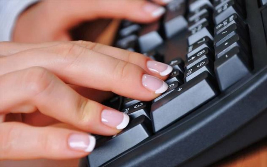 Οι άνθρωποι ανησυχούν και γίνονται επιφυλακτικοί όταν χρησιμοποιούν το διαδίκτυο 