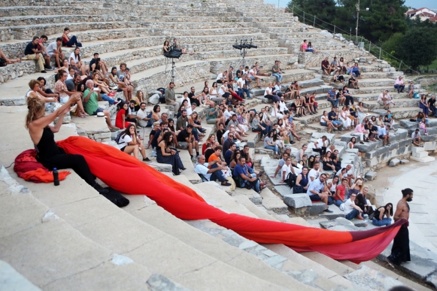 Ο Ίων του Ευριπίδη ετοιμάζει βαλίτσες για Νέα Υόρκη