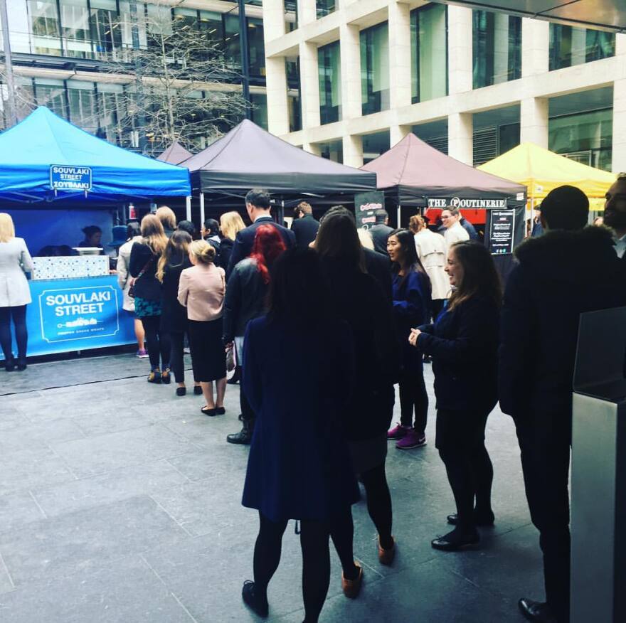 Φωτογραφίες: Ουρές... πολλών μέτρων για το Souvlaki Street μιας Κρητικιάς στο Λονδίνο