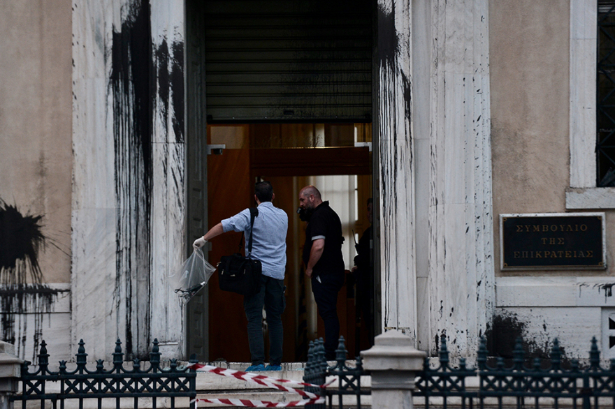 Ανενόχλητος ο Ρουβίκωνας εισέβαλε στο ΣτΕ, ενώ συζητείτο ο «νόμος Κατρούγκαλου»