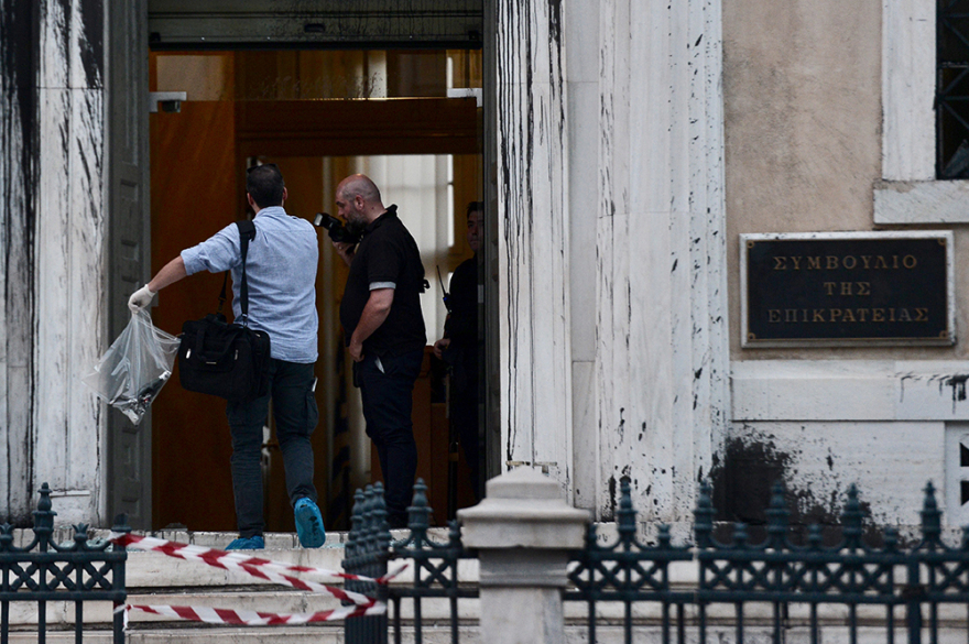 Ανενόχλητος ο Ρουβίκωνας εισέβαλε στο ΣτΕ, ενώ συζητείτο ο «νόμος Κατρούγκαλου»