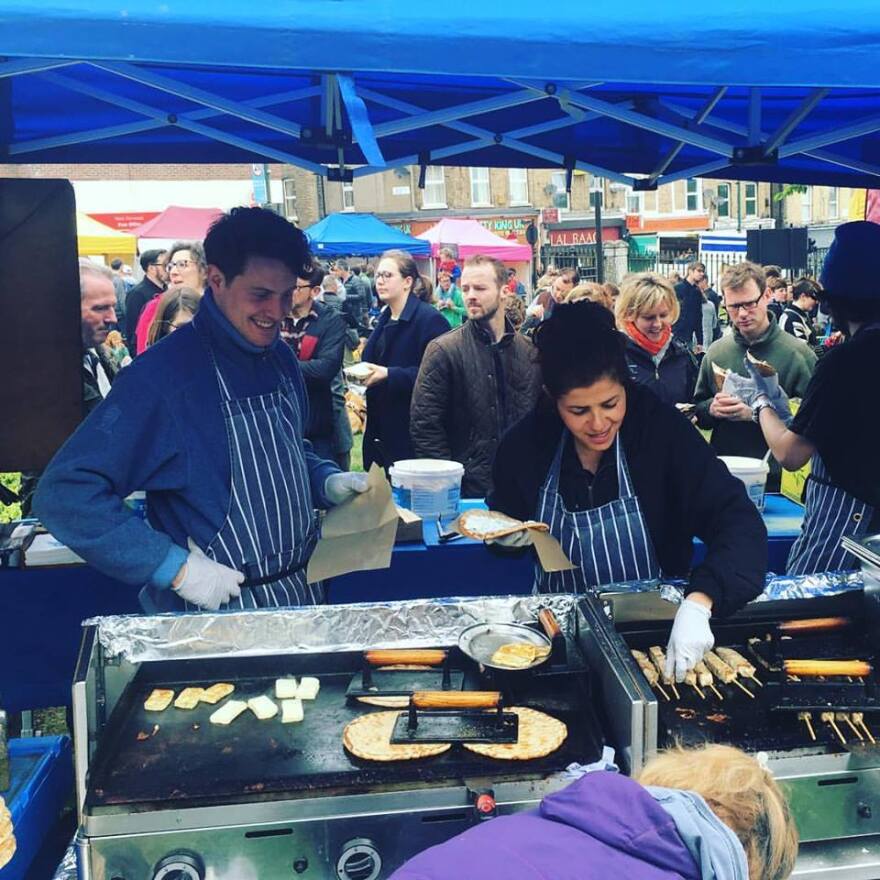 Φωτογραφίες: Ουρές... πολλών μέτρων για το Souvlaki Street μιας Κρητικιάς στο Λονδίνο