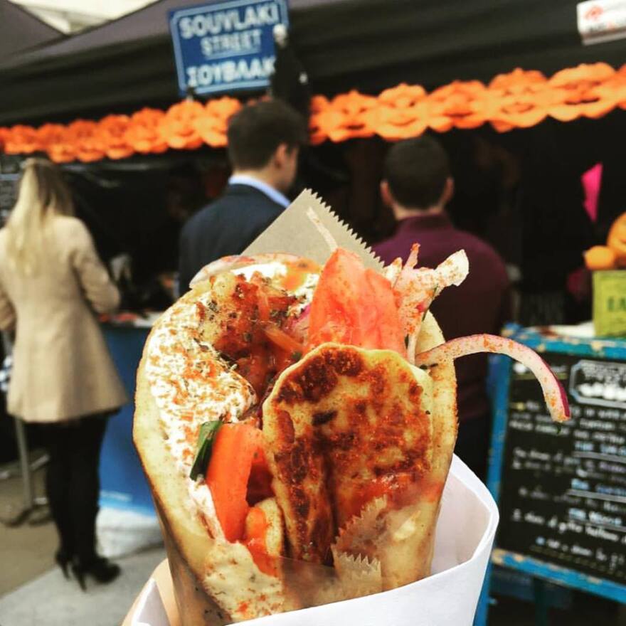 Φωτογραφίες: Ουρές... πολλών μέτρων για το Souvlaki Street μιας Κρητικιάς στο Λονδίνο