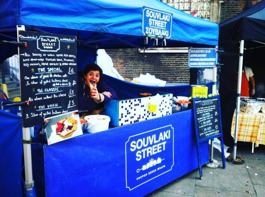 Φωτογραφίες: Ουρές... πολλών μέτρων για το Souvlaki Street μιας Κρητικιάς στο Λονδίνο