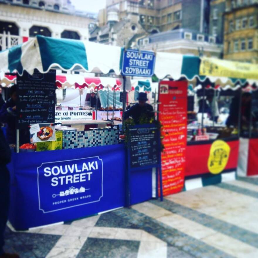 Φωτογραφίες: Ουρές... πολλών μέτρων για το Souvlaki Street μιας Κρητικιάς στο Λονδίνο