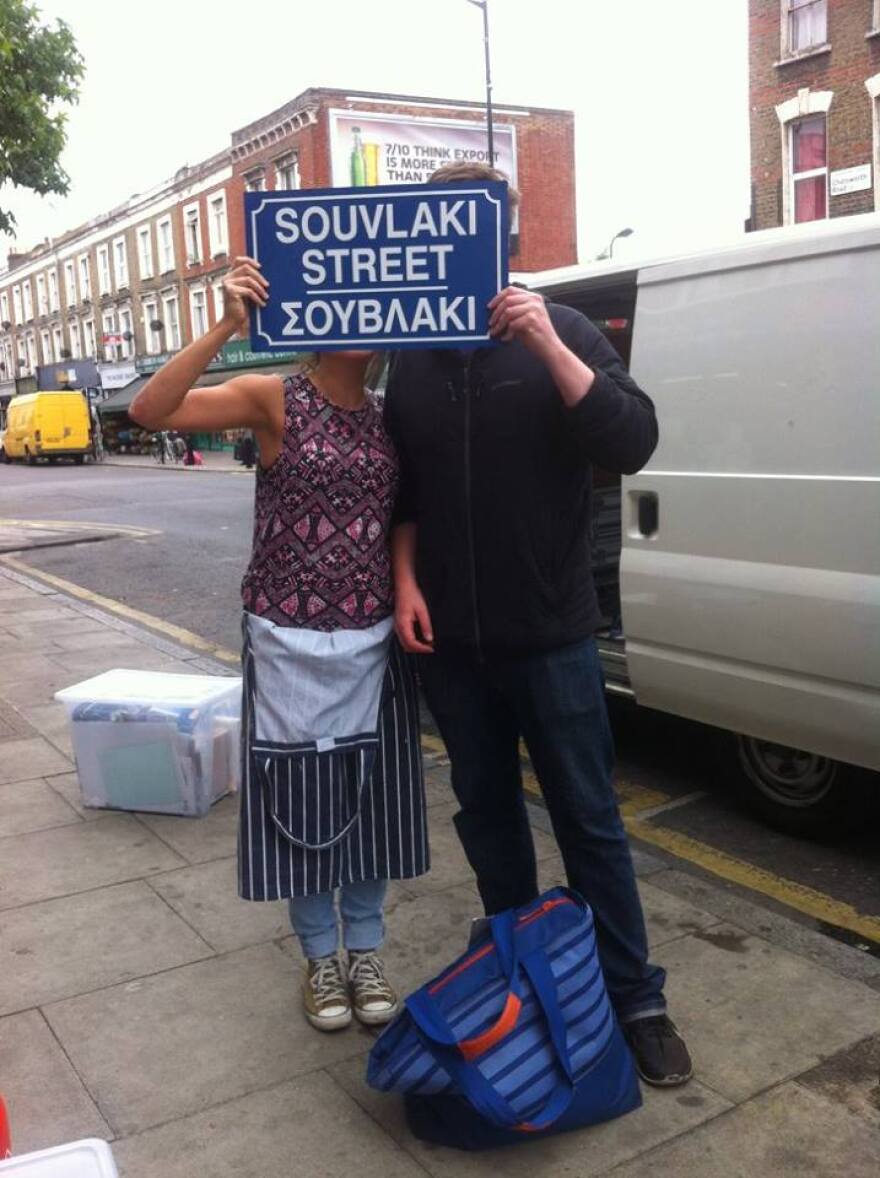 Φωτογραφίες: Ουρές... πολλών μέτρων για το Souvlaki Street μιας Κρητικιάς στο Λονδίνο