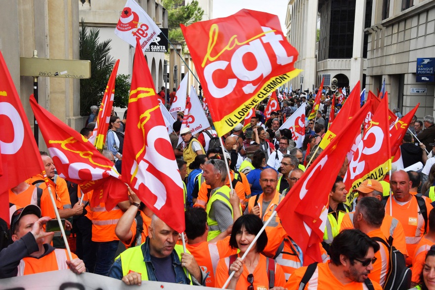 Παραλύει η Γαλλία: Στους δρόμους φοιτητές, ελεγκτές εναέριες κυκλοφορίας και σιδηροδρομικοί 