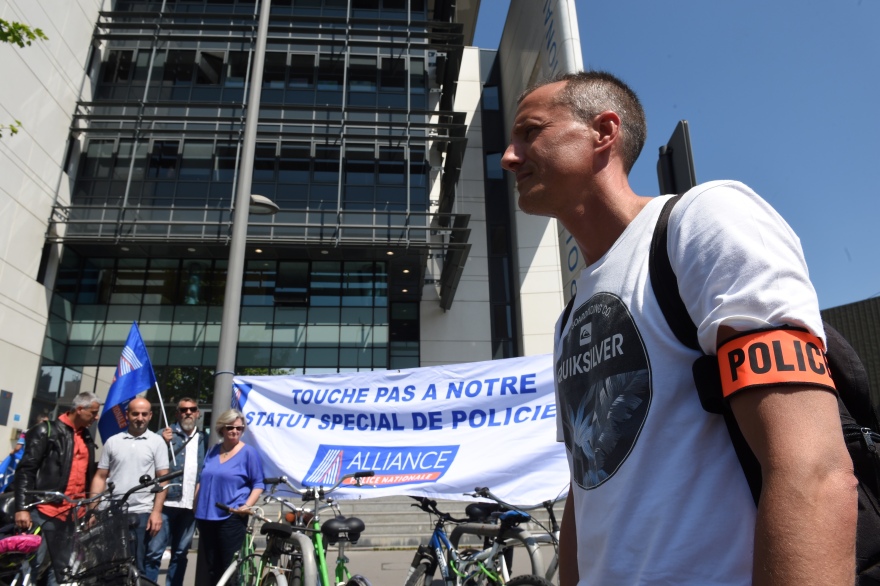 Παραλύει η Γαλλία: Στους δρόμους φοιτητές, ελεγκτές εναέριες κυκλοφορίας και σιδηροδρομικοί 