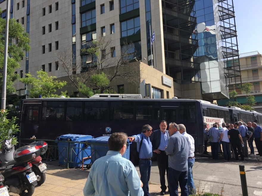 Έξω από το Υπουργείο Ενέργειας εργαζόμενοι της ΔΕΗ για τις λιγνιτικές μονάδες