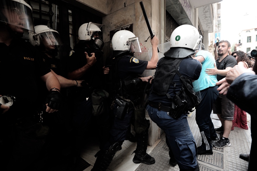 Πλειστηριασμοί: Ένταση έξω από συμβολαιογραφείο στο κέντρο - ΄Ενας τραυματίας 