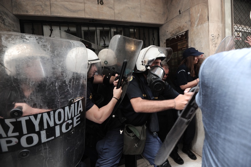 Πλειστηριασμοί: Ένταση έξω από συμβολαιογραφείο στο κέντρο - ΄Ενας τραυματίας 