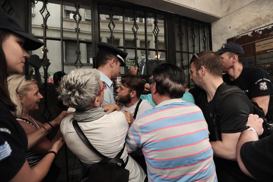 Πλειστηριασμοί: Ένταση έξω από συμβολαιογραφείο στο κέντρο - ΄Ενας τραυματίας 