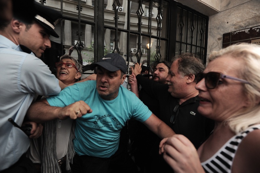 Πλειστηριασμοί: Ένταση έξω από συμβολαιογραφείο στο κέντρο - ΄Ενας τραυματίας 