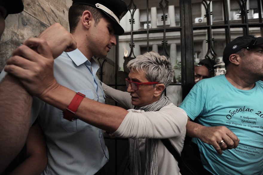 Πλειστηριασμοί: Ένταση έξω από συμβολαιογραφείο στο κέντρο - ΄Ενας τραυματίας 