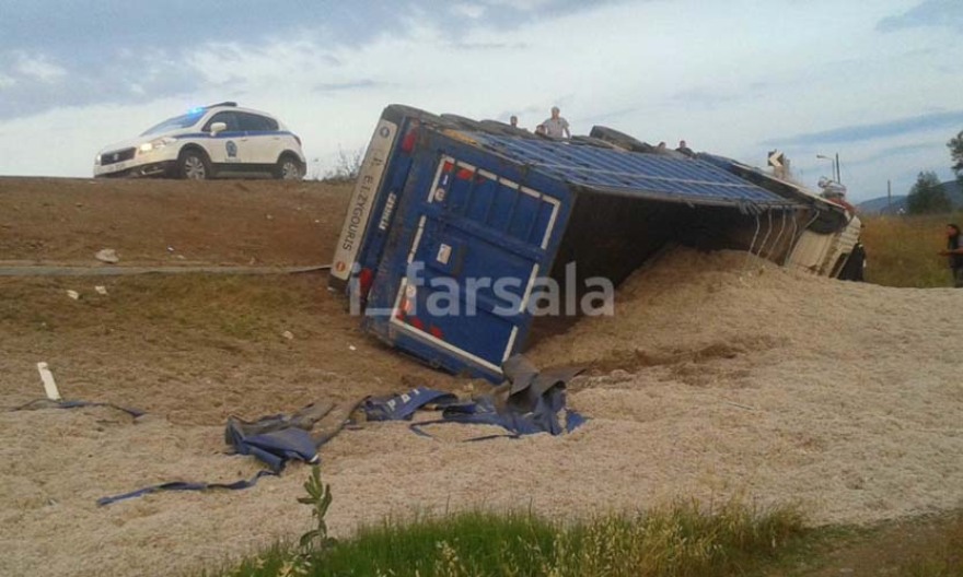 Ανετράπη φορτηγό στα Φάρσαλα - Τραυματίστηκε ο οδηγός (φωτογραφίες)