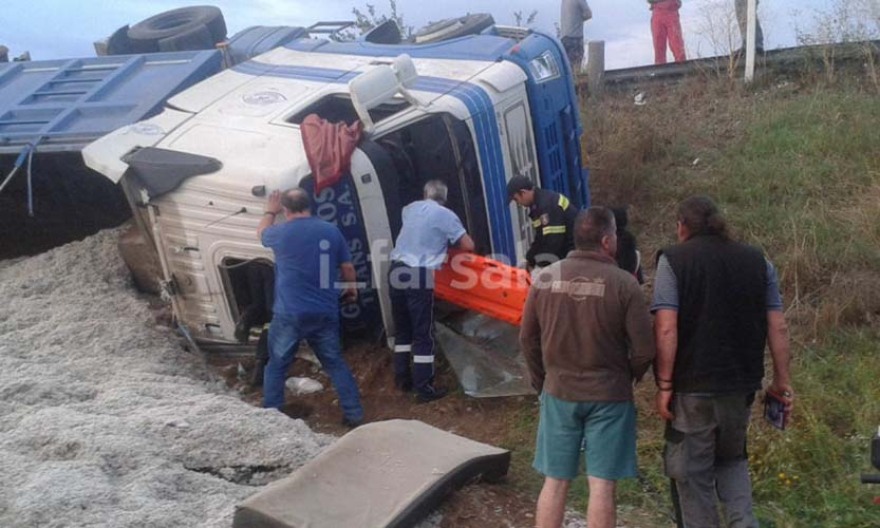 Ανετράπη φορτηγό στα Φάρσαλα - Τραυματίστηκε ο οδηγός (φωτογραφίες)