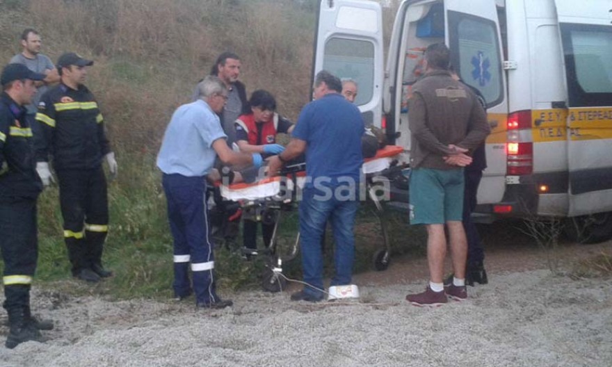 Ανετράπη φορτηγό στα Φάρσαλα - Τραυματίστηκε ο οδηγός (φωτογραφίες)