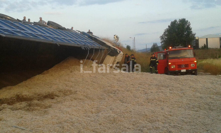 Ανετράπη φορτηγό στα Φάρσαλα - Τραυματίστηκε ο οδηγός (φωτογραφίες)