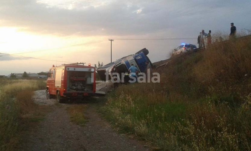 Ανετράπη φορτηγό στα Φάρσαλα - Τραυματίστηκε ο οδηγός (φωτογραφίες)