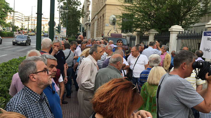 Συγκέντρωση διαμαρτυρίας συνταξιούχων έξω από το ΣτΕ: «Ο νόμος Κατρούγκαλου είναι το τέλος μας»
