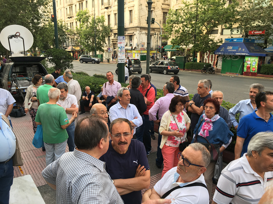 Συγκέντρωση διαμαρτυρίας συνταξιούχων έξω από το ΣτΕ: «Ο νόμος Κατρούγκαλου είναι το τέλος μας»