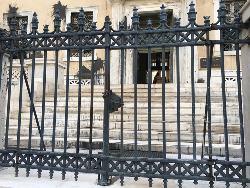 Συγκέντρωση διαμαρτυρίας συνταξιούχων έξω από το ΣτΕ: «Ο νόμος Κατρούγκαλου είναι το τέλος μας»