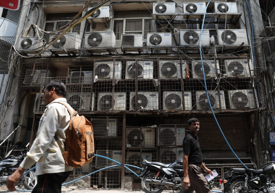 Βίντεο: «Λιώνει» στους 46 βαθμούς το Νέο Δελχί!