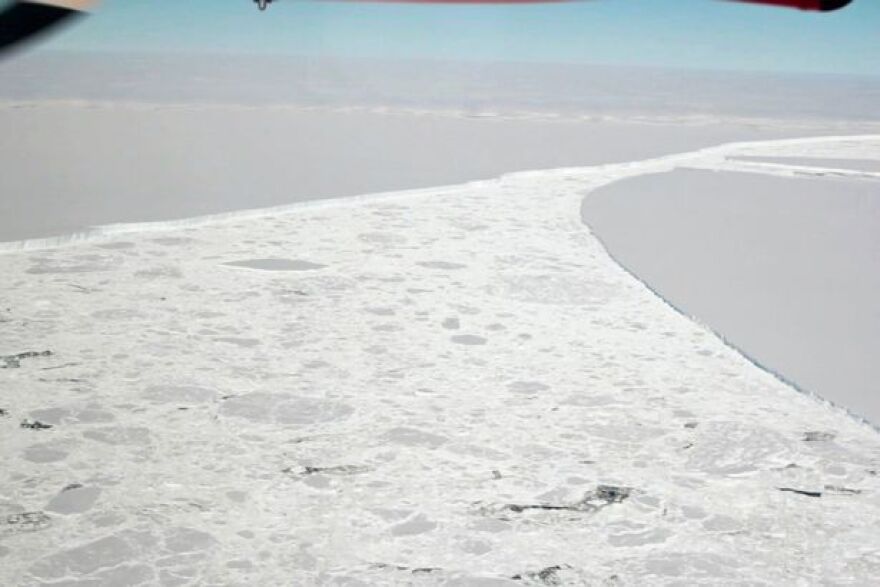 Δείτε το πρώτο εντυπωσιακό βίντεο: Παγόβουνο τέσσερις φορές όσο το Λονδίνο αποκολλήθηκε από την Ανταρκτική 