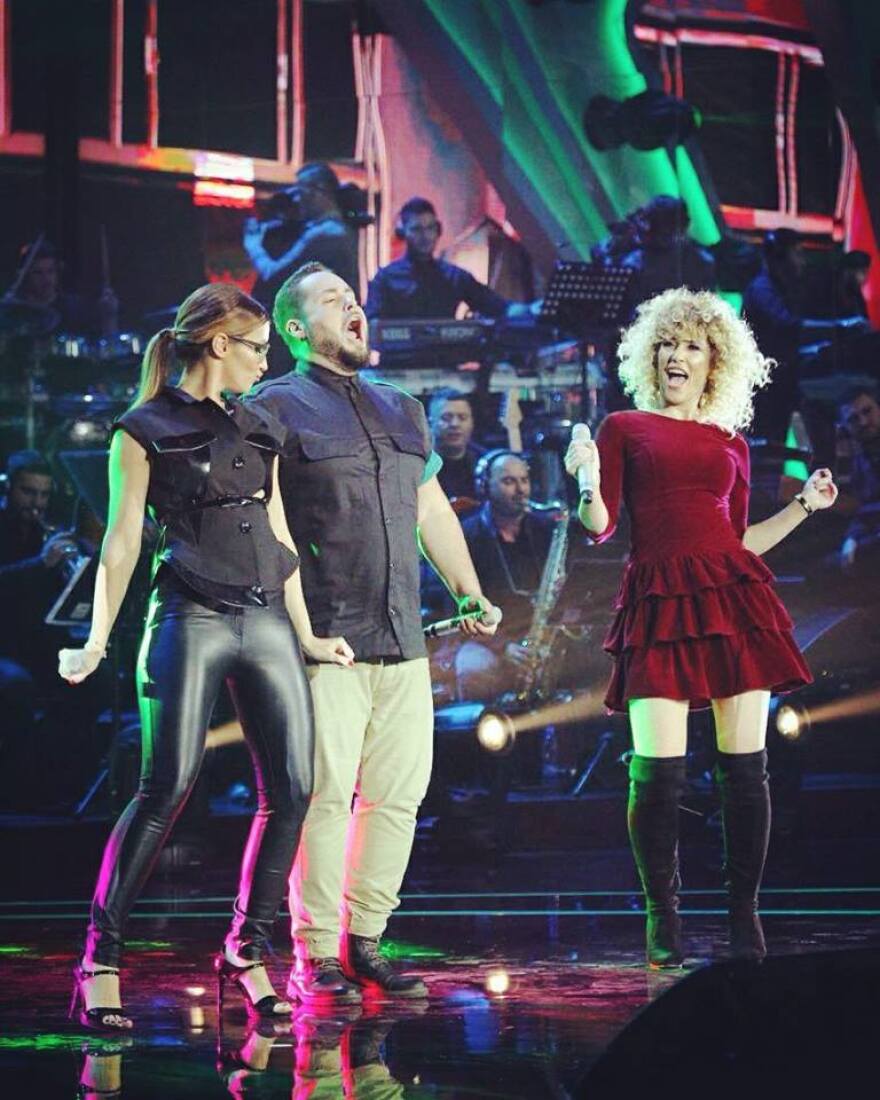 Ποια είναι η Αλβανίδα δημοσιογράφος που την «έπεσε» στον Νότη Σφακιανάκη 