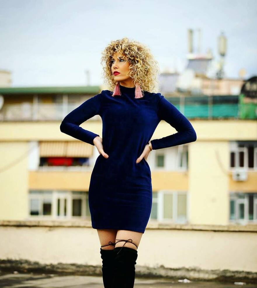 Ποια είναι η Αλβανίδα δημοσιογράφος που την «έπεσε» στον Νότη Σφακιανάκη 