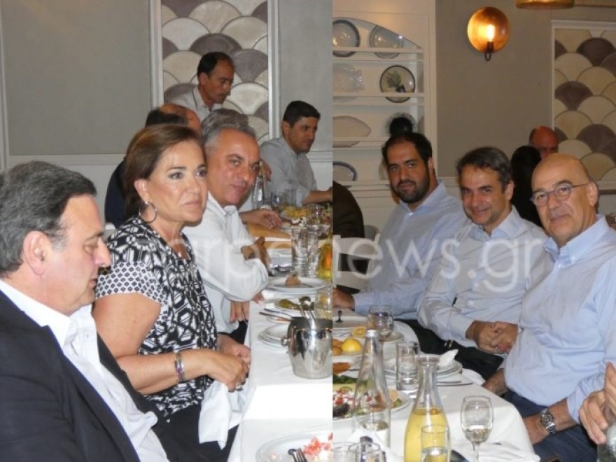 H οικογένεια Μητσοτάκη στο παλιό λιμάνι των Χανίων (φωτογραφίες)