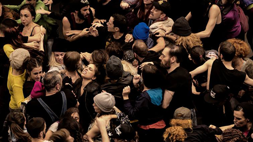 Οι 60 περφόρμερ και τα συναισθήματα μιας δολοφονίας