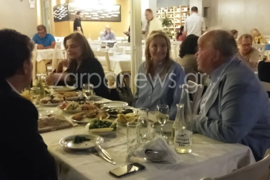 H οικογένεια Μητσοτάκη στο παλιό λιμάνι των Χανίων (φωτογραφίες)