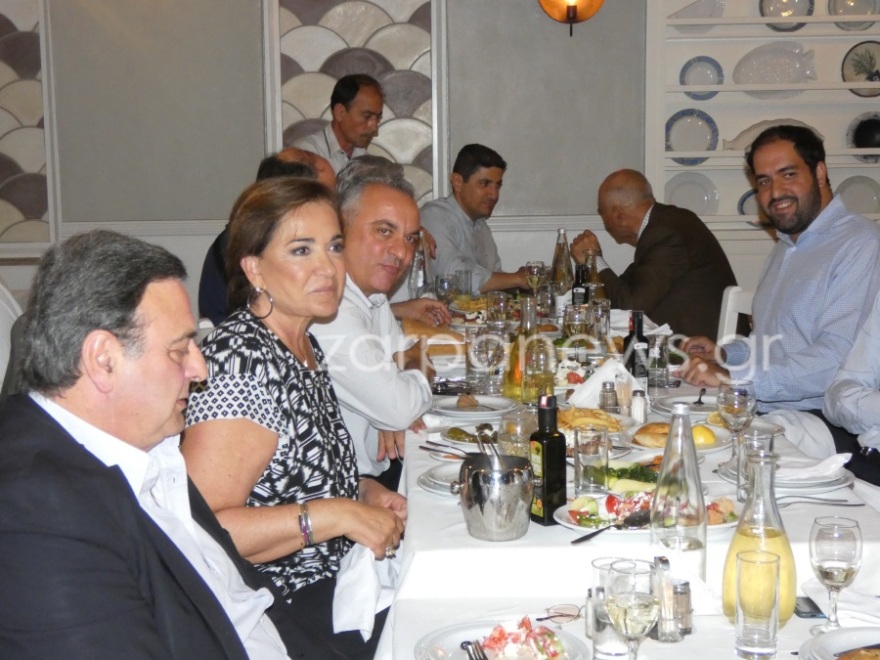 H οικογένεια Μητσοτάκη στο παλιό λιμάνι των Χανίων (φωτογραφίες)