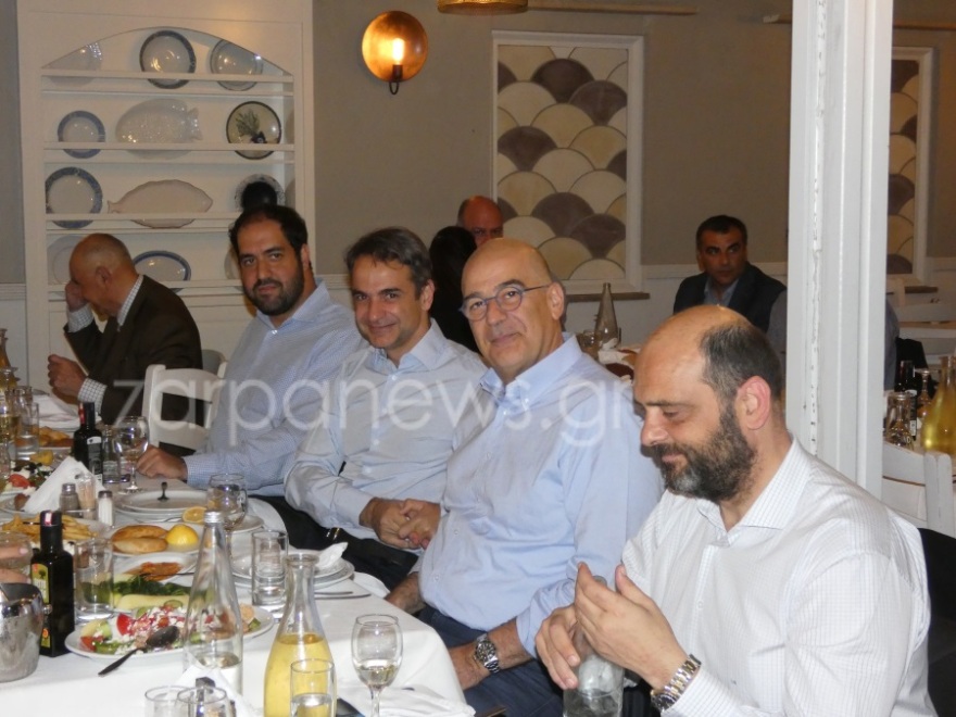 H οικογένεια Μητσοτάκη στο παλιό λιμάνι των Χανίων (φωτογραφίες)