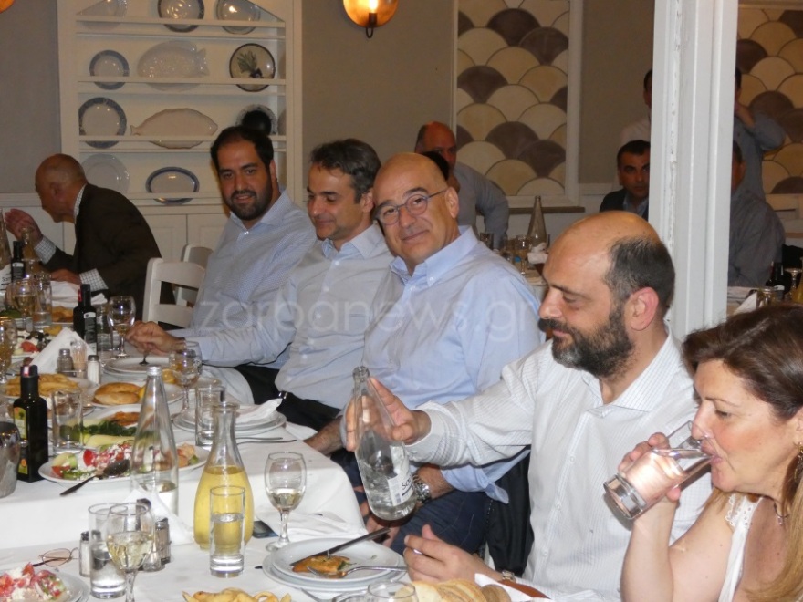 H οικογένεια Μητσοτάκη στο παλιό λιμάνι των Χανίων (φωτογραφίες)