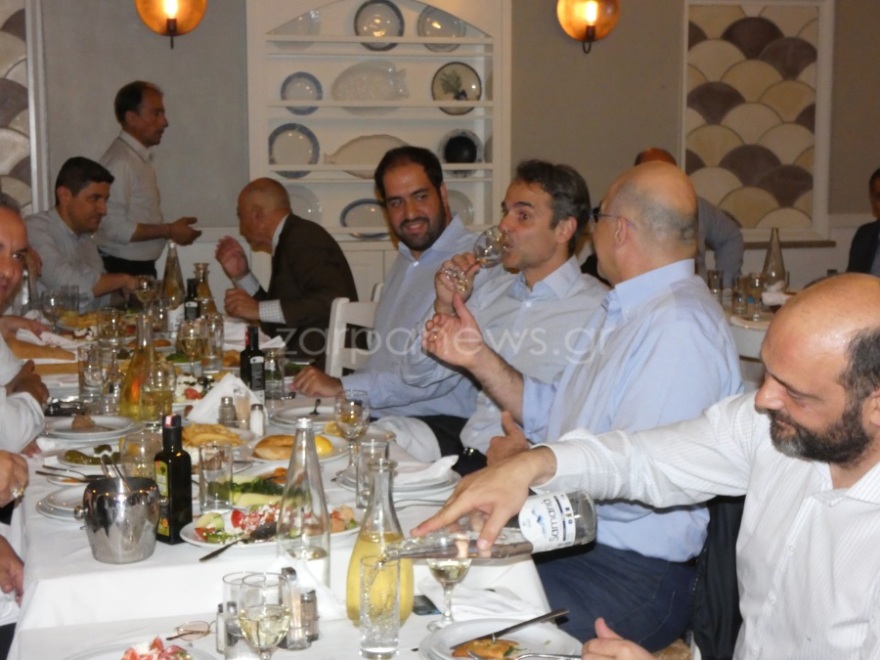 H οικογένεια Μητσοτάκη στο παλιό λιμάνι των Χανίων (φωτογραφίες)