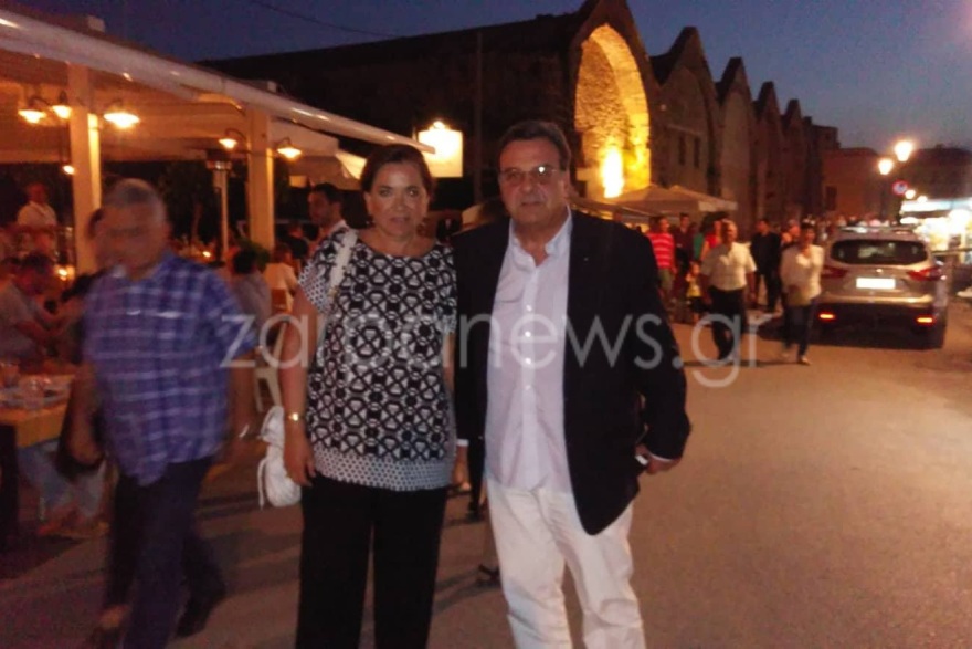 H οικογένεια Μητσοτάκη στο παλιό λιμάνι των Χανίων (φωτογραφίες)
