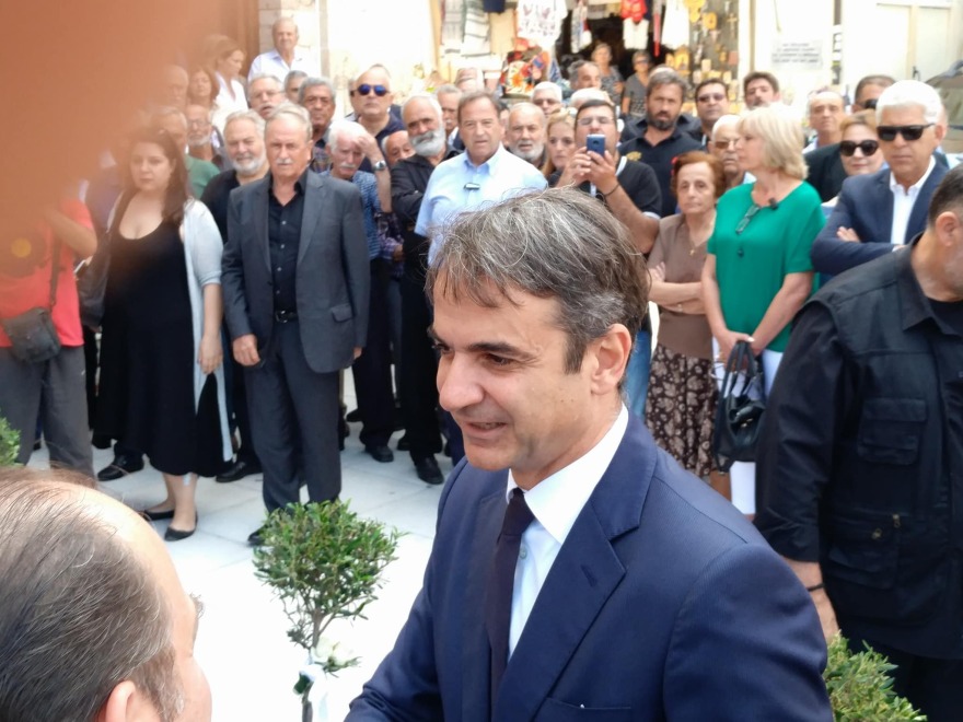 Συγκίνηση και πλήθος κόσμου στο ετήσιο μνημόσυνο του Κωνσταντίνου Μητσοτάκη στα Χανιά