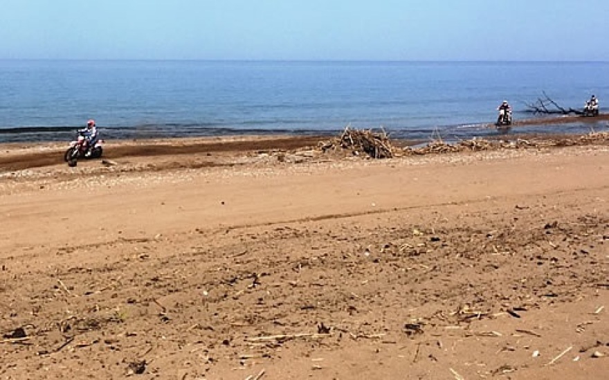 Αγώνας ταχύτητας με 280 μοτοσικλέτες στις φωλιές των Καρέτα Καρέτα!