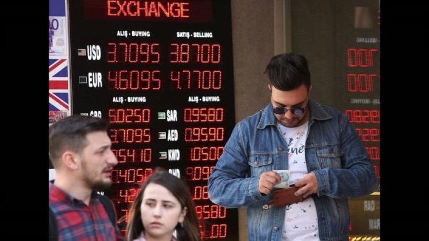 Ερντογάν: Βγάλτε τα ευρώ και τα δολάρια από το μαξιλάρι και κάντε τα τουρκικές λίρες!