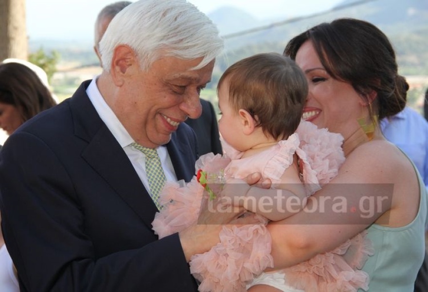 Στην Καλαμπάκα για τη βάπτιση των διδύμων εγγονών του ο Πρoκόπης Παυλόπουλος