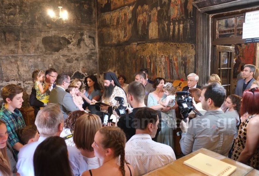 Στην Καλαμπάκα για τη βάπτιση των διδύμων εγγονών του ο Πρoκόπης Παυλόπουλος