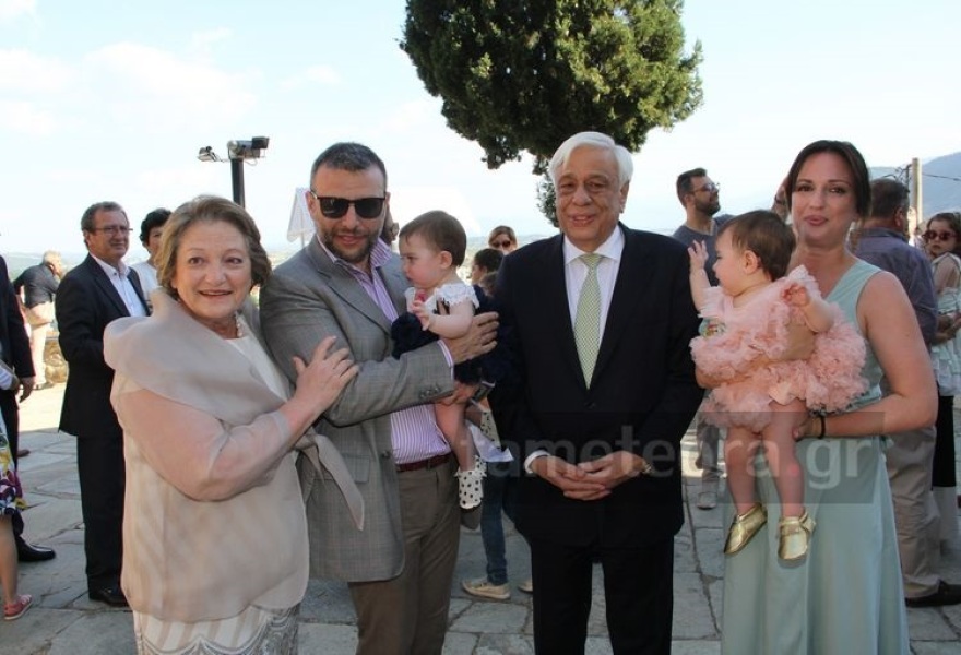 Στην Καλαμπάκα για τη βάπτιση των διδύμων εγγονών του ο Πρoκόπης Παυλόπουλος
