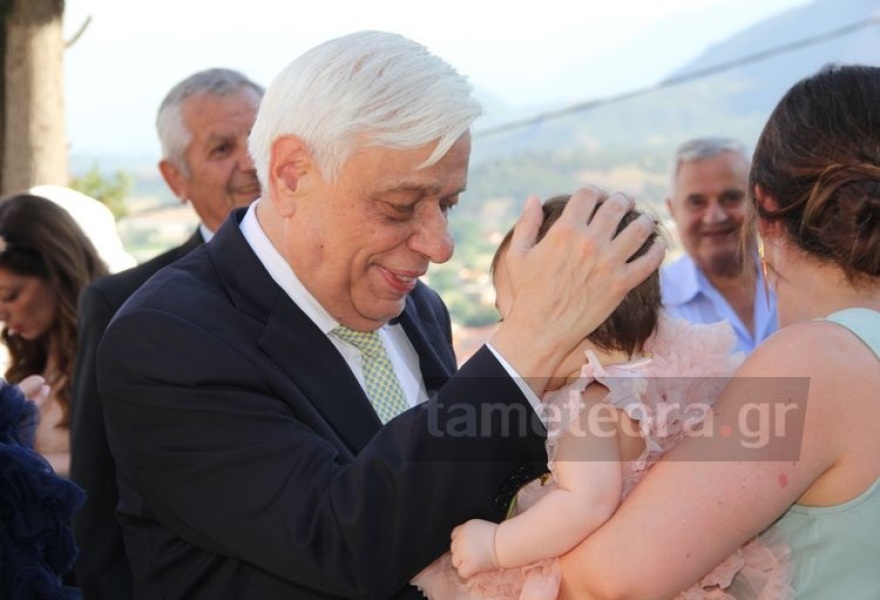 Στην Καλαμπάκα για τη βάπτιση των διδύμων εγγονών του ο Πρoκόπης Παυλόπουλος