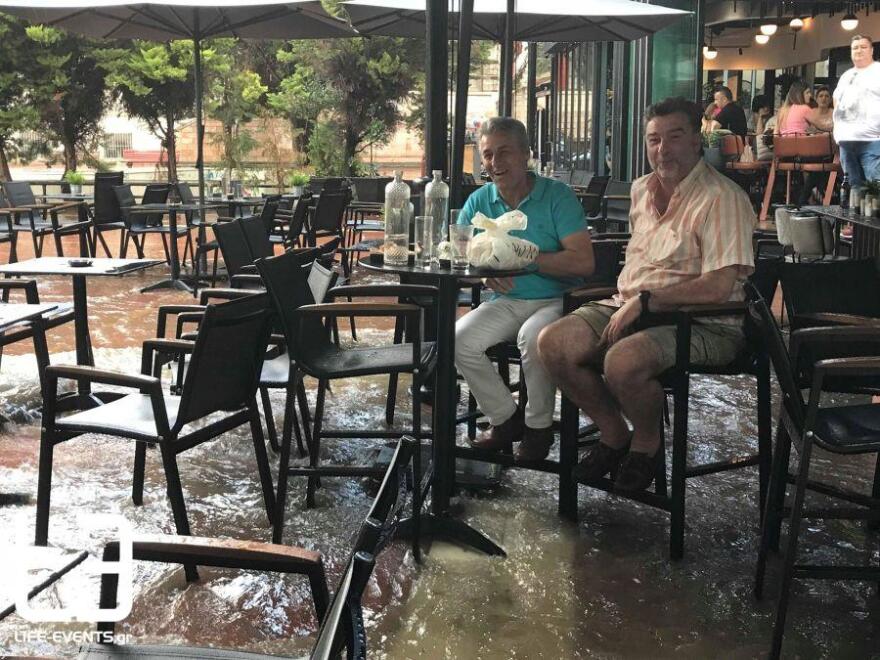 Σε λίμνη μετατράπηκε η πλατεία Ευόσμου στη Θεσσαλονίκη