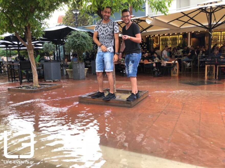 Σε λίμνη μετατράπηκε η πλατεία Ευόσμου στη Θεσσαλονίκη