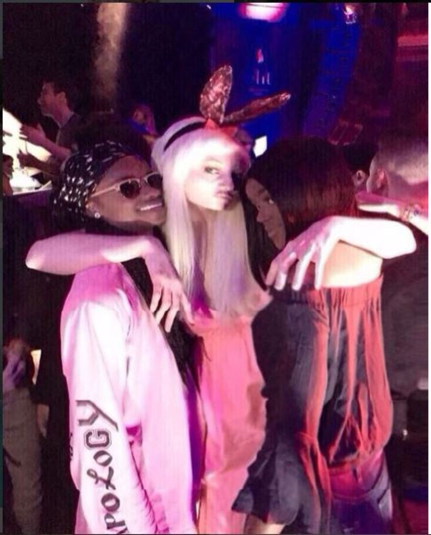 Τα ξέφρενα πάρτι της Τζούλιας Αλεξανδράτου και η τόπλες πόζα 